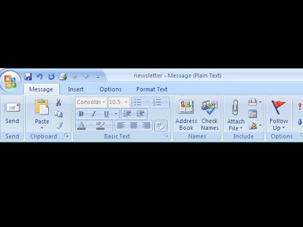 　メッセージ作成画面で表示されるこのツールバーは、Office 2007の他のアプリケーションに追加されたものとよく似ている。ユーザーは、ドロップダウンメニューを使わなくても、メッセージの管理やテキストの整形、ファイルの添付、表や画像などの挿入ができる。
