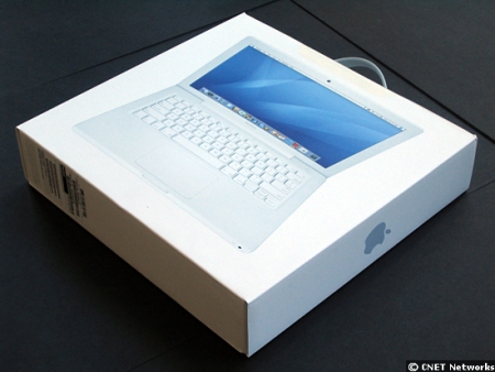 　iBookに比べて薄くなったMacBookは箱までもがスリムに。