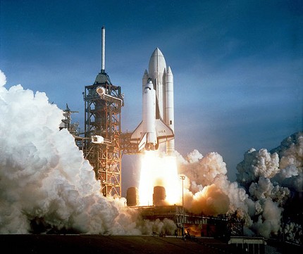 　1981年4月12日に、スペースシャトル「Columbia」は、かつてApolloの乗組員として月面に降り立ったこともあるJohn Young氏と、米海軍のテストパイロットBob Crippen氏の2人を乗せて、フロリダ州にあるケネディースペースセンターから宇宙へと飛び立った。