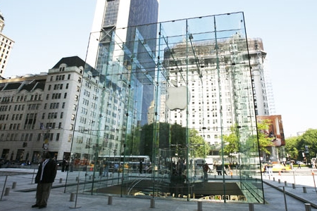 930平方メートルの広さをもつこの新店舗は、Apple Storeのなかでも最大級のもので、300人近いスタッフが働くことになっている。ガラスの入り口はパリのルーブル美術館にあるI.M. Pei氏設計のピラミッドを思わせる。