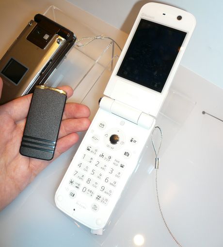 携帯電話から左に写っている「あんしんキー」を一定距離離したり近づけたりすると自動的にロックを実施、解除するあんしんキーロックに対応している。