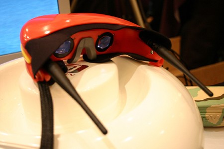 メガネのような形をしているこの機械は、実は3Dディスプレイとして機能する。顔面に装着すると、目の前に3D映像が非常に大きく映し出される。