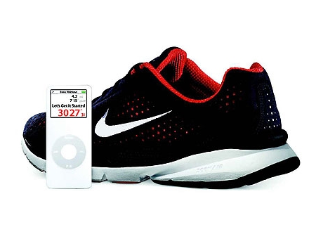 Apple ComputerとNikeが手を組み、「Nike+iPod Sport Kit」を提供することになった。このキットを使えば、スニーカーとiPod nanoとの間でデータをやりとりすることができ、iPod nano経由でランニングのペースや走行距離、カロリー消費量などを知ることが可能になる。