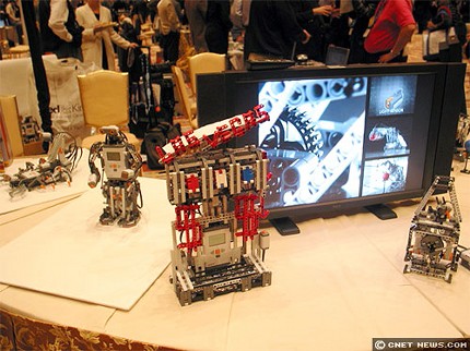 　LEGOは、米国ラスベガスで開催されたデジタル家電関連の展示会「2006 International CES」において、新製品の「MINDSTORMS NXT」を発表した。