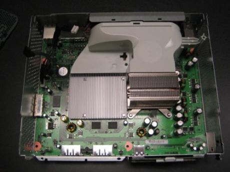 　DVDドライブを外すと、Xbox 360のGPUのヒートシンク全体が見えるようになる。大きな白い空冷ダクトが、CPUおよびGPUのヒートシンクの周りの空気の流れを改善するよう設計されていることがわかる。