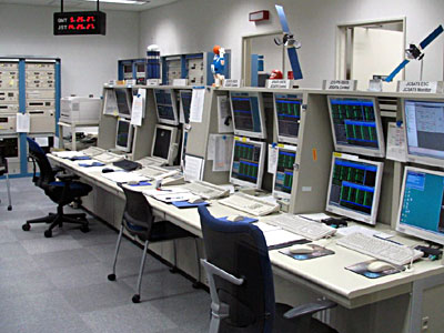 　サテライトポートにある衛星の管制室。写真のエリアでは、1995年8月29日に打ち上げたN-STARaと、1996年2月5日に打ち上げたN-STARbをモニターしている。この2つはNTTグループによる通信サービスおよび企業内イントラネット回線として利用されている。コントロールなどは、なんとDEC（コンパックに買収された後ヒューレット・パッカードに買収）のミニコンで制御。打ち上げた当時では最新鋭だったが、「衛星の寿命は15年だがコンピュータは2〜3年でめまぐるしく移り変わる」