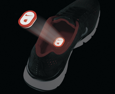 「Nike+iPodスポーツキット」は、対応シューズ内に装着するセンサーとiPod側に取り付けるレシーバーから構成されており、価格は3400円。センサーは縦3.5cm、薄さ0.8cmというコンパクトサイズだ。