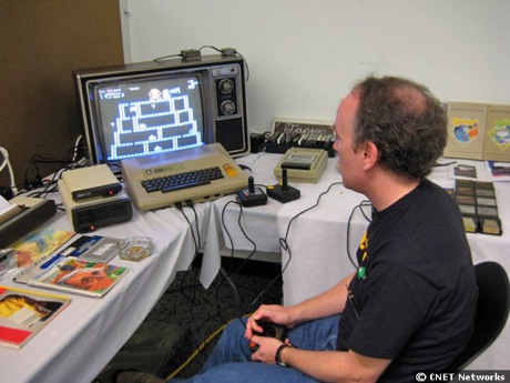 　アマチュアコレクターのWilsonさんがAtariシステムでビデオゲームをして見せる様子。カリフォルニア州マウンテンビューで開催されたVintage Computer Festivalにて。
