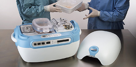 Organ Recovery Systemsの「LifePort Kidney Transporter」（2003年）。この移植手術用の腎臓（じんぞう）輸送装置をはじめ、IDEOは人命にかかわる医療分野でも数々のプロジェクトを手がけてきている。