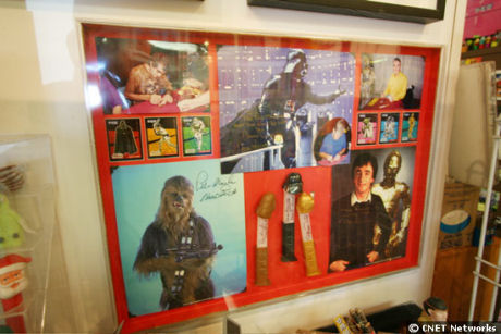 　PEZ博物館にはスターウォーズをテーマにしたPEZグッズが数多く展示されているが、写真もその一部だ。これは、映画に登場するチューバッカ、ダース・ベイダー、それにC-3POのディスペンサーで、映画の中でそれぞれの役柄を演じた俳優のサインも付いている。