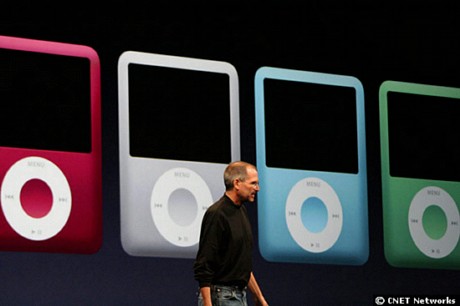 　新型のiPod nanoではクリックホイールが健在。iPod shuffleと同じカラーバリエーションが用意される。