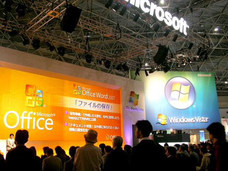 WPC TOKYO 2006会場で最も目玉となったのがマイクロソフトブース。「Windows Vista」「Microsoft Office」が実際に触れることもあり、来場者の関心は高い。、ブース内で行われたデモンストレーションには毎回多くの人が詰め掛けた。