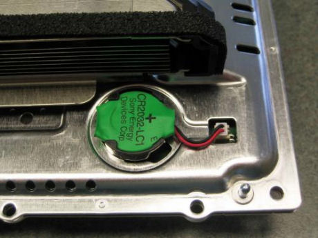 　クーリングシステム用のバッテリは、メタルシールドの上に配置されている。