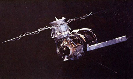 　スカイラブは、米国初の実験用宇宙ステーションで、軌道上を周回しながら多方面にわたる総合的な学術調査を行うとともに、人間が長期間宇宙で生きていけることを証明するために宇宙へ送られた。スカイラブがSaturn Vによって打ち上げられたのは1973年5月14日だが、そのミッションは困難に見舞われた。打ち上げ直後に損傷が生じたことから、スカイラブを正常に機能させ、人間が居住できる状態に戻すため、地上スタッフはそれから10日間にわたり必死の作業を続けた。1973年から1974年初頭にかけて、スカイラブには3度、それぞれ1〜3カ月間、人間が滞在した。クルーは、宇宙ステーションの管理や補修など今まで誰も経験したことがない作業に従事した。スカイラブ計画中に行われた調査や観測、飛行中の作業のおかげで、後続ミッションが可能となり、それから何年も後に実施される「国際宇宙ステーション」（ISS）計画の礎となった。NASAはスカイラブに20億ドルもの資金をつぎ込んだ。しかしスカイラブは、予想より数年早く、1979年に地球に戻ることになった。落下の際にばらばらになった機体の破片は、インド洋からオーストラリア西部にまで飛び散った。