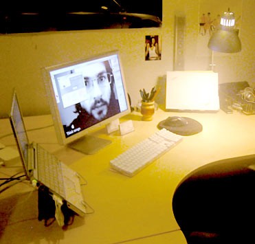 　カリフォルニア州のウェブデザイナーのBrandon Kellyさんは、PowerBookのデスクトップイメージに友人の写真を使っている。隅にはAppleのモットー「Think Different」をもじって「Think Savage」と書かれている。
