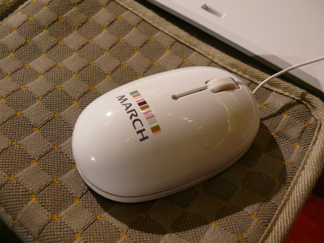 　マーチのシートに使用している素材で作成したPCカバーが付属する。マウスは、日産の会員限定サイト「N-Link、N-Link OWNERS」の会員限定購入特典だという。