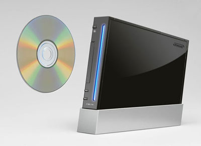 　任天堂のレボリューション。DVDが再生でき、Wi-Fi接続機能とSDメモリカードスロットを搭載するほか、512Mバイトのフラッシュメモリも内蔵する。