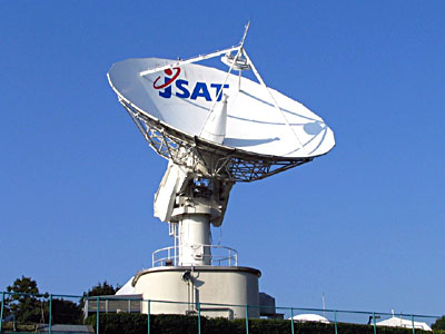 可動式で、通信衛星を自由に追尾できる直径11メートルの「フルモーションアンテナ」。このほか、各衛星の軌道位置の方角を中心に限定された範囲で運用する直径5〜10メートルの「リミテッドモーションアンテナ」がある。衛星管制用アンテナは、YSCCにフルモーションが1基、リミテッドモーションが11基、GSCSにリミテッドモーションが7基の合計19基ある。また、オペレーションサービス（商用サービス）用アンテナは、YSCCにリミテッドモーションが4基ある。YSCCとGSCSで合計23基ある。