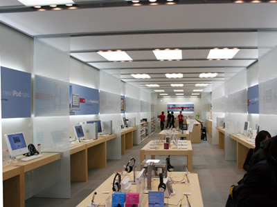 　Apple Store Sendai Ichibanchoの店舗は1フロア構成。間口は7.06mとやや狭いが、その代わりに奥行きは32mと国内のアップルストアとしては最長を誇る。1フロアあたりの面積で比べると、前週にオープンしたApple Store Fukuoka Tenjinに次いで2番目に広い。