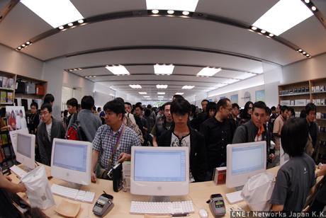 　iMac G5を使用したレジには長蛇の列。iPodや関連用品がよく売れているようだ。
