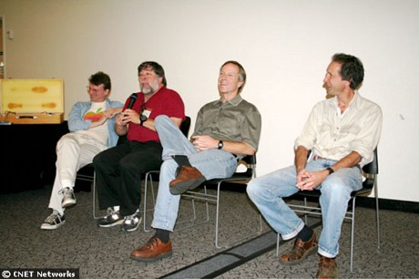 　パネルディスカッションではApple立ち上げ当初の日々や、後世に多大な影響を与えた同社のコンピュータについて語られた。写真左から、8人目の従業員で今もAppleで働くChris Espinosa氏、Wozniak氏、Appleの6人目の従業員Randy Wigginton氏、長年のApple従業員で最初のMacintosh開発チームメンバーでもあったDaniel Kottke氏。
