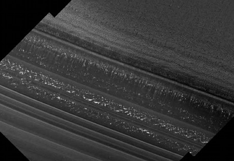 　Mars Reconnaissance Orbiterは、高解像度カメラに加え、鉱物識別スペクトロメーター、地中探知レーダー、広範囲の地表を撮影するための広範囲カメラ、毎日火星全体を監視するための広角カラーイメージャ、大気中の水蒸気やその他の粒子を解析、観察するための装置を搭載している。写真は、HiRiseが撮影した火星の北極にある層状の堆積物の画像。