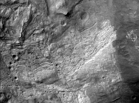 　火星探査機「Mars Reconnaissance Orbiter」から、これまで火星に送られたなかで最も解像度の高いカメラで撮影した最初の画像が送られてきた。High Resolution Imaging Science Experiment（HiRise）で撮影されたこの画像には、これまで決して見ることのできなかった、イウス谷（Ius Chasma）と呼ばれる渓谷の底の部分が詳細に写っている。このカメラは、185マイル（約300km）先にある35インチ（約90cm）ほどの小さな物体も検知可能だ。2年間かけて、過去最大規模のデータ収集を行う取り組みが11月に開始される。