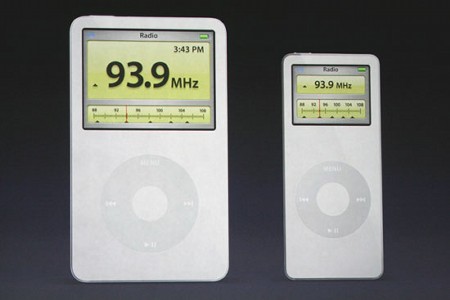 　Jobsは、リモコンやFMラジオチューナーとして機能する第5世代iPod向けのアクセサリも発表した。