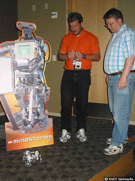 　自分の作品である3車輪ロボット「Omni」を操るLego Mindstorms NXT開発者プログラムのメンバーであるSteve Hassenplugさん（左）。