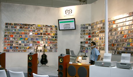 ソニーではブースの一角に大きなスペースを割いてSACDの試聴デモコーナーを展示。高級アンプなど単品コンポも数多く出展され、来場客の注目を集めた。