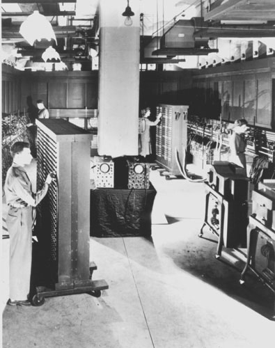 　1946年:ENIAC。この年の2月に、J. Presper EckertとJohn Mauchlyは世界に向けて、「ENIAC（Electronic Numerical Integrator and Computer）」を公開した。