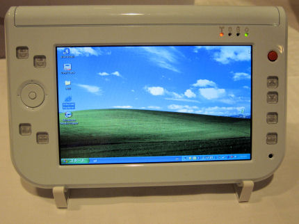 日本で最初のOrigamiとなるPBJの「SmartCaddie」。OSはWindows XP Tablet PC Edition 2005。無線LANおよびBluetoothをサポートする。キーボードは用意されないが、指で操作可能なスクリーンキーボードを採用する。