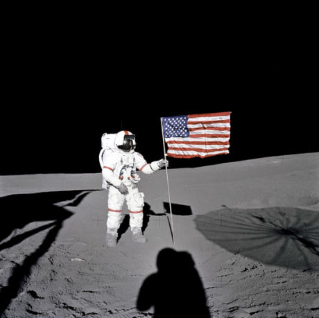 　NASAでは、ジョンソン宇宙センターの訓練をこなせば貴重な経験が必ず待っているとしている。初めて宇宙空間に出たアメリカ人Alan Shepardさんは、月面着陸したアポロ14号のクルーでもあった。宇宙で最も難しいゴルフコースでプレーするという構想を温めていた彼は、実際に月面でボールを打つパフォーマンスを行っている。