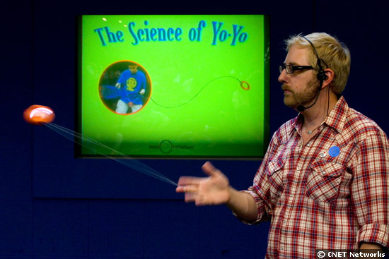 　ExploratoriumはDoctor Popular氏をホスト役にライブプログラムを提供している。ヨーヨーの裏にある科学原理やジャイロ効果を説明する。