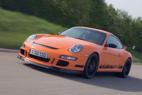 　Porscheによると、「Porsche 911 GT3 RS」モデル（写真）はレーシングカーの味わいを保ちながら、公道でも走行も可能になっているという。GT3 RSは最高出力415馬力を発生する水平対向6気筒エンジンを搭載する。