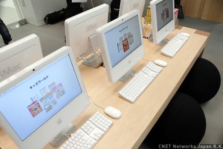 　レジ前にはiMac6台で構成されたキッズコーナーがある。子供向けのアプリケーションを触って試すことができる。