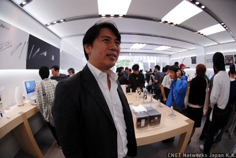 　アップルコンピュータ（日本法人）代表取締役の前刀禎明氏も来店。十分な手応えに笑みを浮かべ、店内の様子をうかがっていた。
