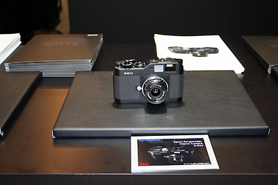 エプソンのブースでは、発売されたばかりのレンズ交換式レンジファインダーデジタルカメラ「R-D1s」などを実際に手にとって撮影することができる。