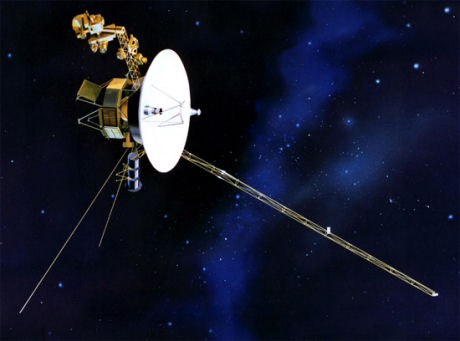 　1977年の8月20日にボイジャー2号が、続いて9月5日にボイジャー1号が宇宙に旅立った。これらの探査機は本来、木星と土星を調査する5年間のミッションを担っていた。しかし、土星の探査終了後、さらに史上初の天王星および海王星への飛行を行った。打ち上げから30年が経った今も両探査機は飛行を続け、ボイジャー1号は人類が製作した物体として初めて太陽系外の星間空間に到達しつつあり、2号もその後を追っている。ボイジャー1号と2号は木星と、その衛星イオおよびエウロパの近くを通過し、地球3個分の大きさを持った嵐のように渦巻く、木星の大赤斑などの鮮明な画像を地球に送信した。また、土星と衛星タイタン、天王星と衛星ミランダ、海王星と衛星トリトンの素晴らしい画像も記録した。ボイジャー1号は現在、地球から97億マイル（約156億km）離れたところを飛行中で、人工物体として地球から最も離れた場所にいる。ボイジャー1号と2号の離陸時の重量はいずれも約1797ポンド（約815kg）で、各種の付属部品を除けば4m四方の箱に収まる大きさだ。どちらもカメラを2台ずつ搭載し、そのうちの1台は広角レンズを装備している。ボイジャーが地球外生命体と遭遇した場合に備えて、NASAは地球に関する情報を伝える「黄金の円盤」を積み込んだ。