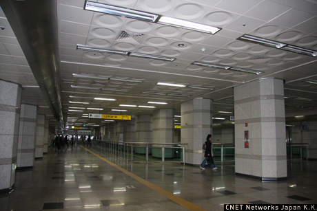 その名も、地下鉄「カサンデジタル団地駅」と直結しているウリムラインオンズバレイ。