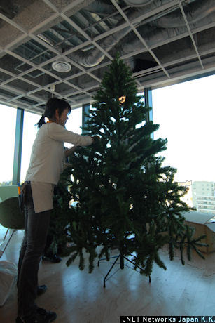 一通りの取材を終えて受け付けに戻ると、ちょうどクリスマスツリーの設置が始まっていた。ミクシィ社内はクリスマス一色になりつつある。