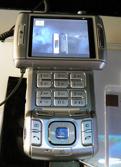 　こちらは地上波DMBが受信できるLG製端末「LD1200」。地上波DMB端末として世界で始めて商用化された端末だという。同じデザインで、MediaFLO端末や、米国などで展開が予定されている携帯電話のデジタル放送規格「DVB-H（Digital Video Broadcast - Handheld）」が受信できる端末も展示していた。