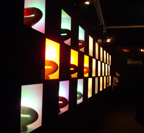 照明器具を集めた「100％LIGHT」も独立ブースにて開催されている。写真は照明の向きや明るさ、色を変えられる「Muvis（ムービス）」。FEEL DESIGN INC.ブースより。