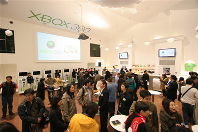 　イベントに集まったのは、ファンサイトの運営者や、Xbox Live会員の中から抽選で選ばれたユーザー、関係者など約130名。立食形式のカジュアルなスタイルで進められた。
