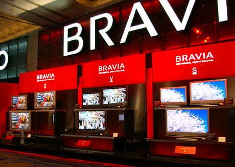 フルハイビジョンモデルとして刷新されたばかりの液晶テレビ「BRAVIA」シリーズもラインアップされた。X、V、Sと並べられた姿は壮観。ブラビアエンジンなど高画質化への取り組みも注目される。