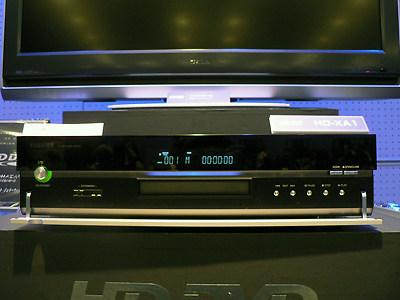 　東芝は3月31日、世界初となるHD DVDプレイヤー「HD-XA1」の販売を開始した。価格はオープンで、市場想定価格は11万円前後。ただし東京都内の量販店では、実売価格が10万円を切る店舗もある。