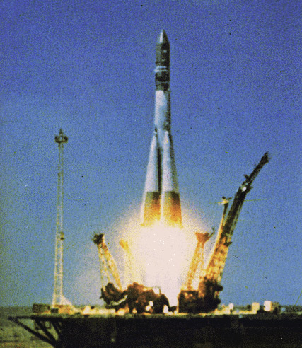　1961年4月12日、ソ連の宇宙飛行士Yuri Gagarin氏が人類史上初めて、宇宙に突入し無事に帰還した。Gagarin氏はこのとき、大陸間弾道弾（ICBM）から転用されたボストーク1号（画像）に搭乗した。地球を飛び立ったときは大尉だったGagarin氏だったが、宇宙滞在中に昇進を果たし少佐として帰還した。じつは、Gagarin氏の帰還にはぞっとする出来事があった。大気圏への再突入の際、計画された段階になってもGagarin氏のカプセルはボストーク1号の装置モジュールから離れられなかった。それから約10分間、両者をつなぐワイヤが焼け落ちるまでそのままの状態が続いた。このミッションを計画したとき、ソ連の科学者たちはGagarin氏が乗ったカプセルが安全に着地できる速度にまで減速できない可能性を心配し、Gagarin氏がカプセルから脱出して、パラシュートで着陸するようにした。