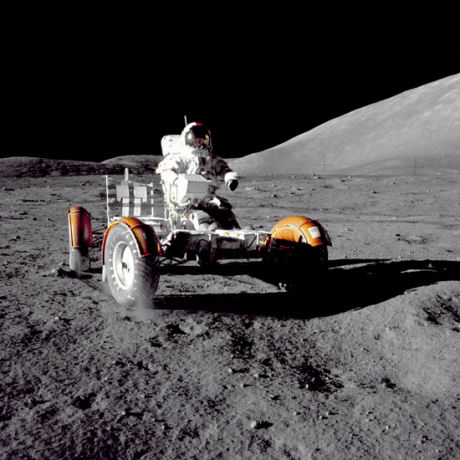 　月面車を運転できる機会を得るのも宇宙飛行士の特権の一つ。アポロ14号で使われた月面車の系譜を引くこの画像にあるモデルも、これから先、改良を経て月だけでなく火星へのミッションでも使用されることだろう。このオペレーションにあたって、運転免許が必要なのはもちろんだ。とはいえ、免許がなかったところで事故を起こす心配も特段ないはずだ。