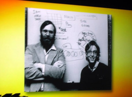 　CES 2006の基調講演でGates氏（写真右）が紹介した貴重な1枚。Microsoftの共同創業者Paul Allen氏（写真左）とともに。