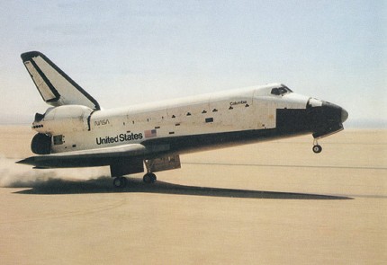 　発射から55時間後、地球の軌道を36週した後、Columbiaはカリフォルニア州エドワーズ空軍基地に着陸した。第1回めの飛行では主にシステムのテストが行われ、その後今日まで合わせて115回に及ぶフライトへと続く道を切りひらいた。